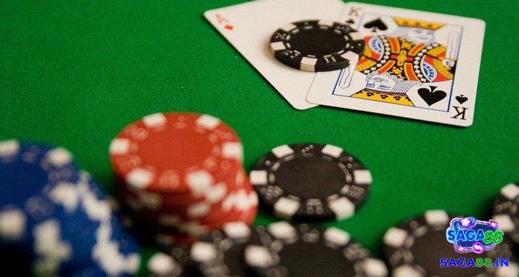 Khi đối mặt với bài rác trong Poker, người chơi có thể bỏ bài an toàn hoặc chơi tiếp để tận dụng cơ hội