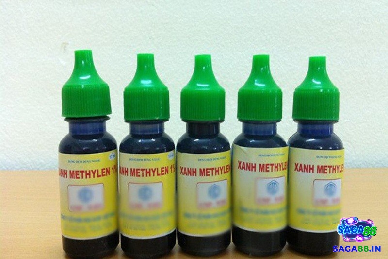 Cách chữa gà chọi bị thuỷ đậu là bôi dung dịch Xanh Methylene 1%